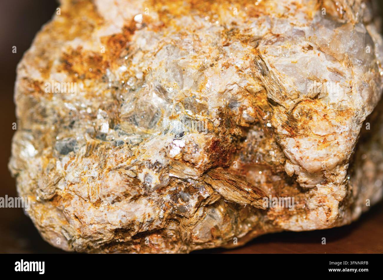 Mika ist eines der wichtigsten Gesteinsbildenden Minerale, ein klassisches Phyllosilikat. Sie bilden Schichten aus fest verbundenen Tetraederkristallen. Stockfoto