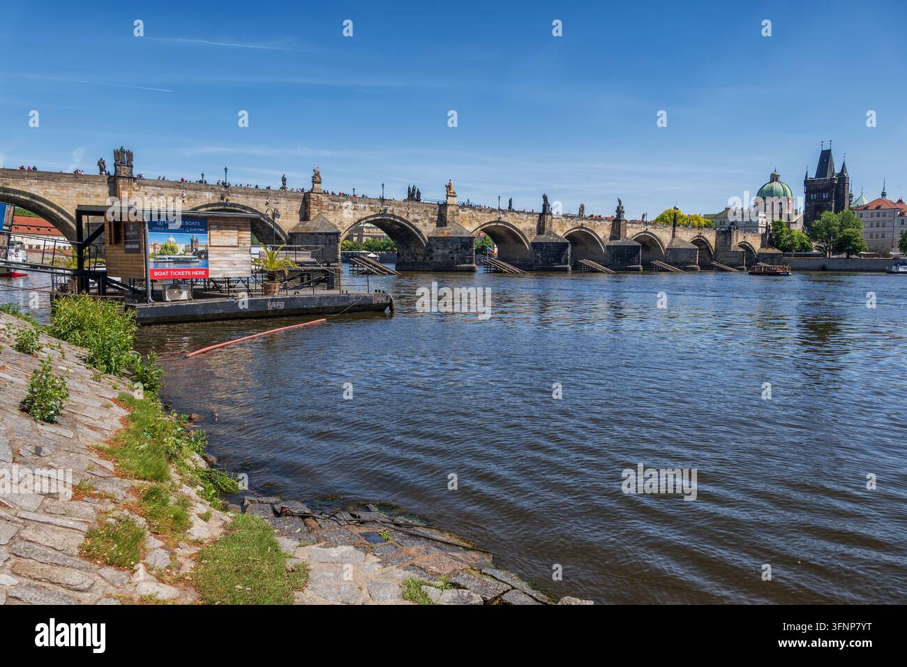 Die Charles-Brücke über die Moldau in der Stadt Prag, Tschechische Republik. Mittelalterliche Steinbogenbrücke vom Ufer in der Mala Strana - Lesser Town. Stockfoto