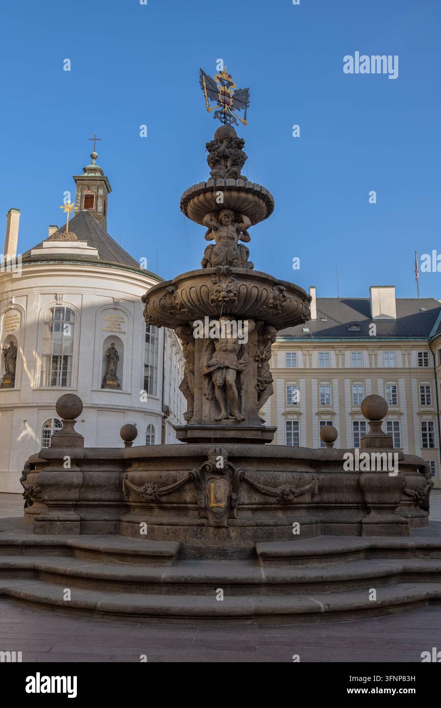Der Kohl’s Brunnen (Löwenbrunnen, Leopold’s Brunnen) im zweiten Hof der Prager Burg in Prag, Tschechische Republik. Barocker Brunnen aus dem Stockfoto