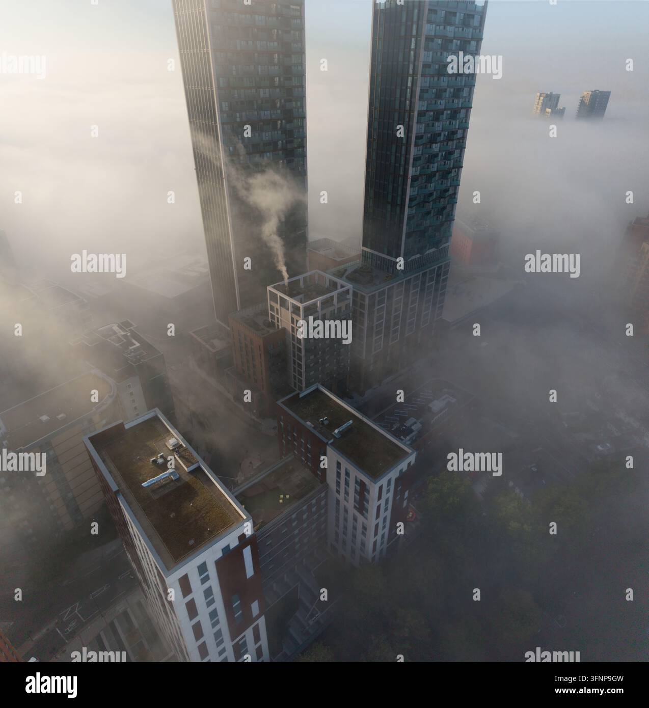 Wolkenkratzer durchstechen einen dichten Morgennebel für eine beeindruckende urbane Aussicht. Dies wurde am One West Point, Portal Way, North Acton aufgenommen. Stockfoto