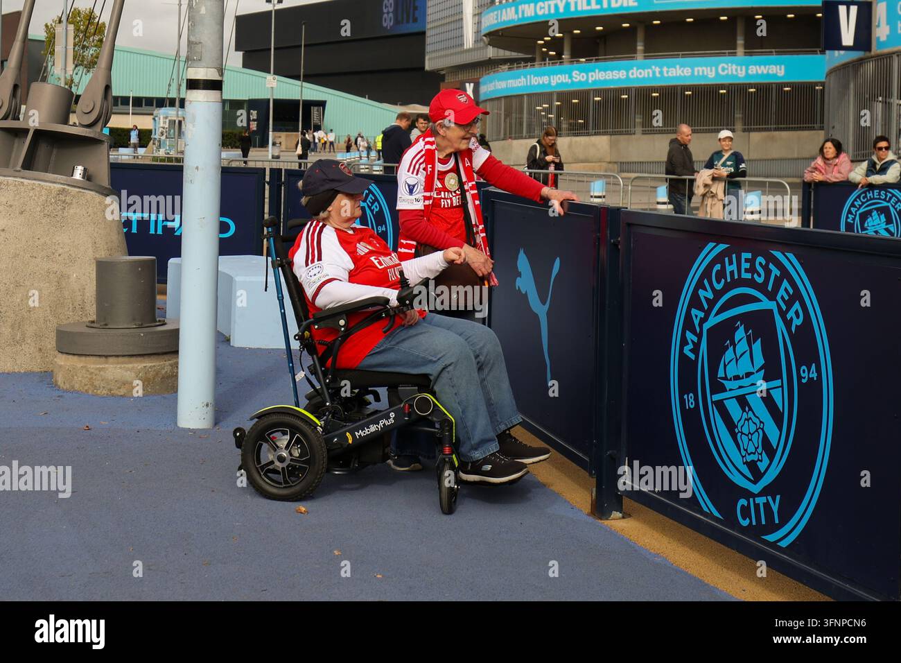 Etihad-Stadion, Manchester, UK. 4. Okt., 2026. Frauen-Superliga-Fußball, Manchester City gegen Arsenal; Zwei Arsenal-Fans vor dem Etihad-Stadion Credit: Action Plus Sports/Alamy Live News Stockfoto