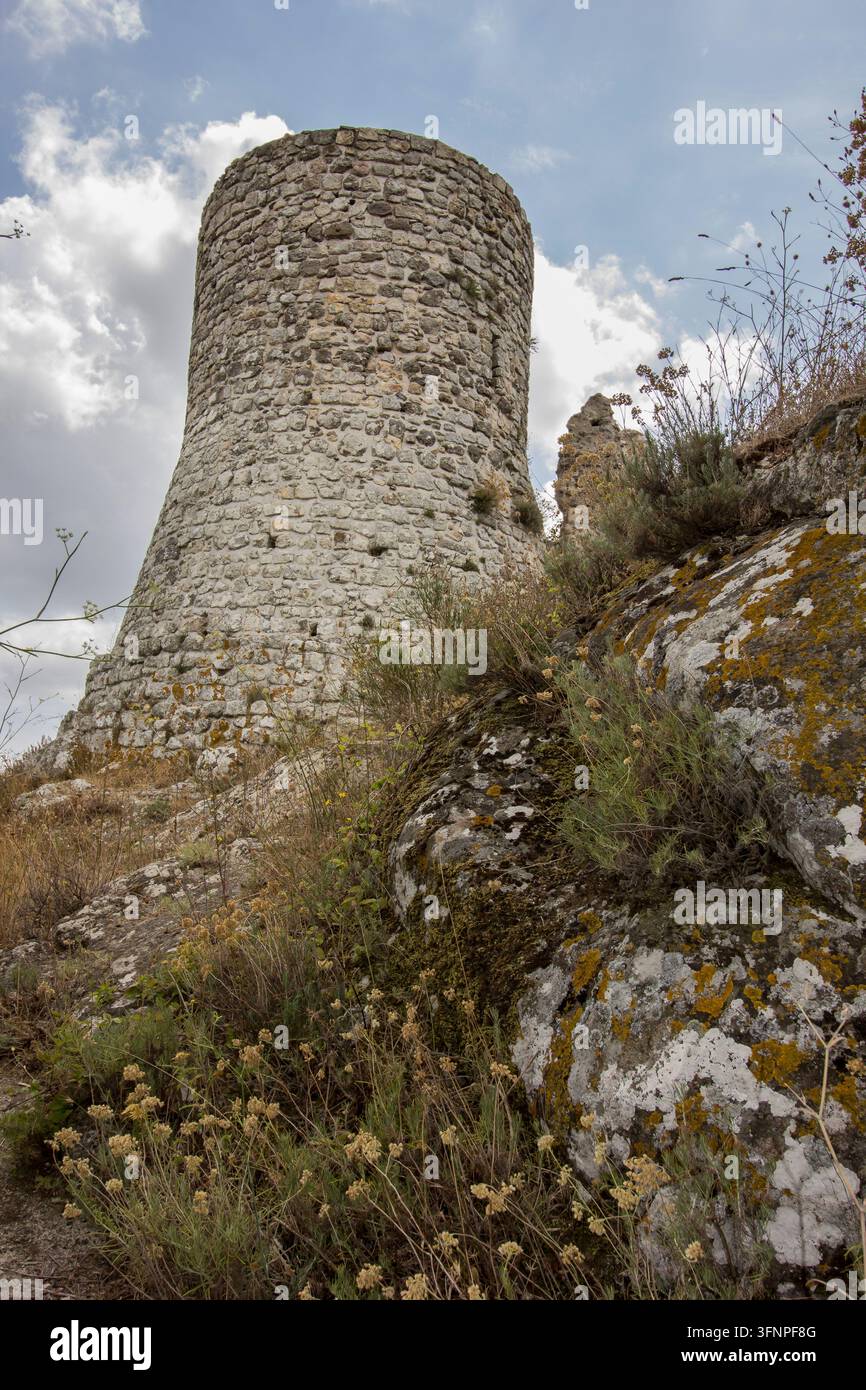 Rest der antiken Torre della Rocca Frangipane in Tolfa, einem mittelalterlichen Dorf inmitten der Monti della Tolfa im Lazio, Italien Stockfoto
