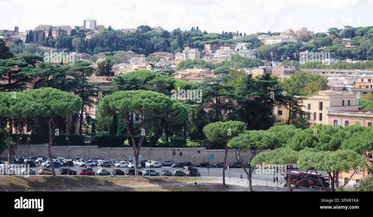 Blick auf den Circus Maximus und den Aventin in Rom, Italien, gesehen vom Palatin Stockfoto