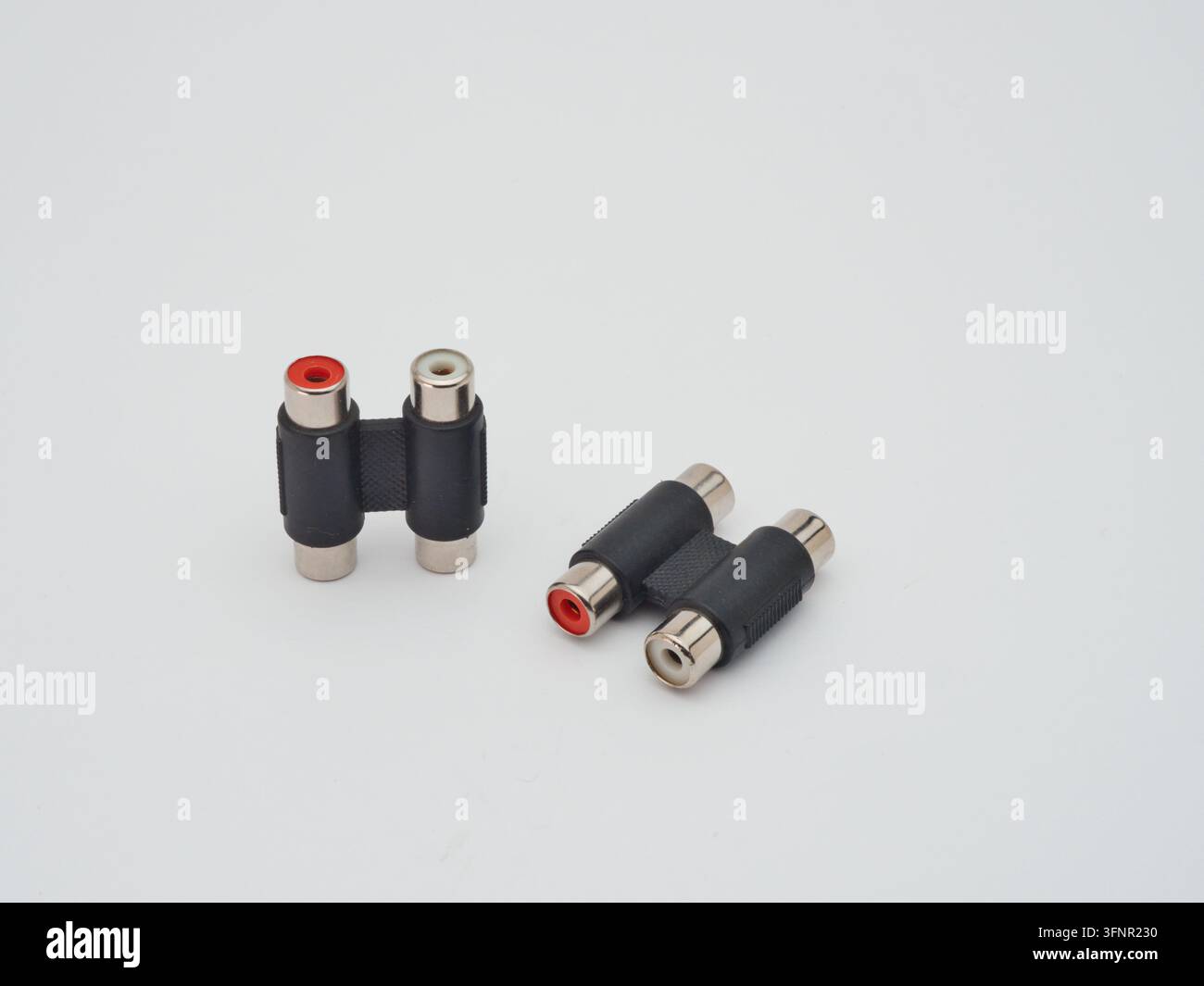 RCA-Buchse-zu-Buchse-Audiokupplungen – Zwei schwarze RCA-Buchse-zu-Buchse-Audiokupplungen, auch als Kupplungen oder Adapter bekannt, auf einem sauberen weißen Hintergrund Stockfoto