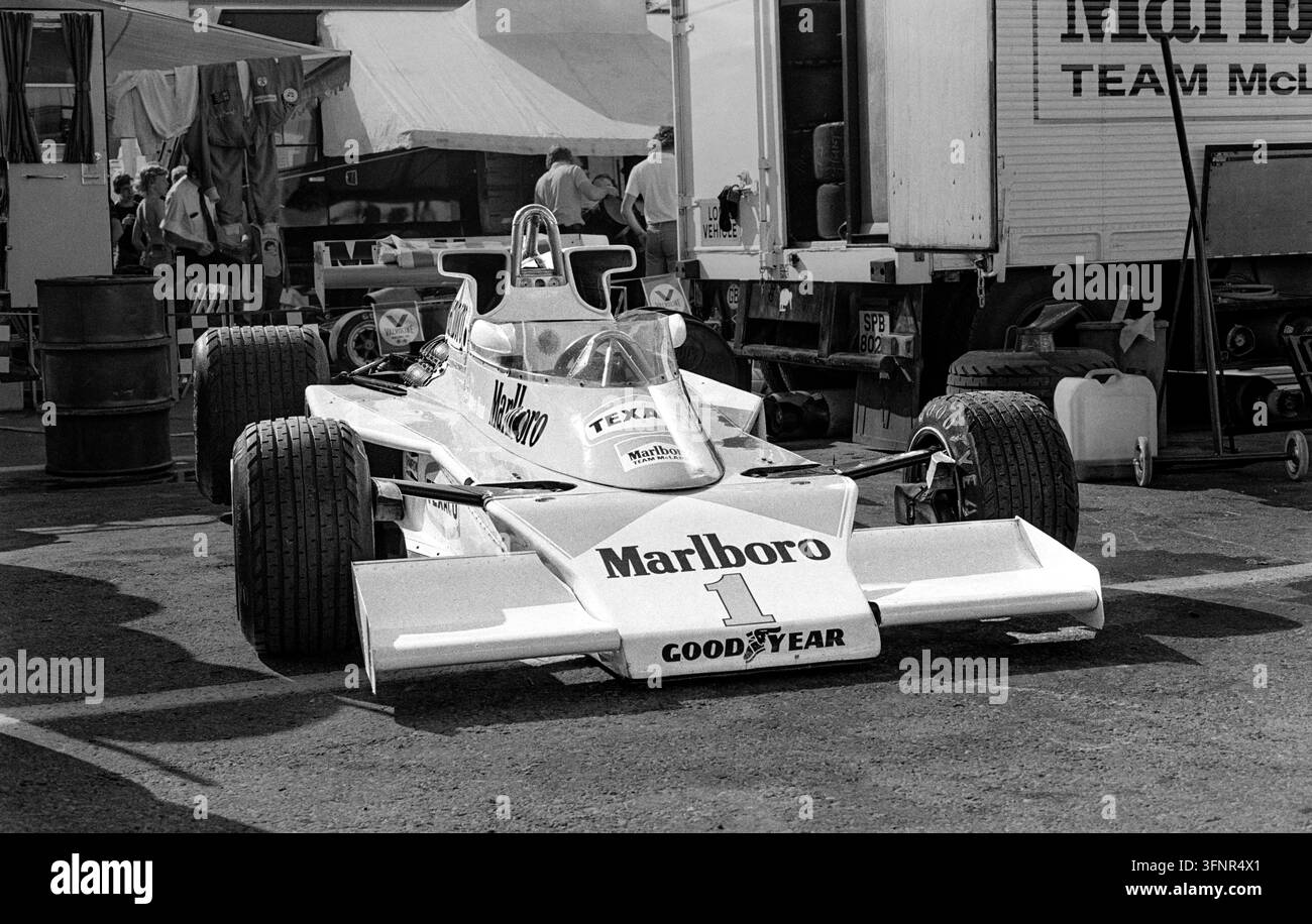 James Hunts Marlboro Team McLaren M26, Startnummer 1, im Paddock beim Schwedischen Grand Prix in Anderstorp, Schweden, am 19. Juni 1977. Stockfoto