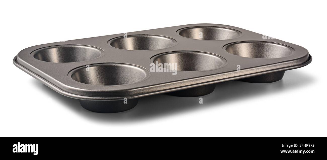 leeres Metall-Cupcakeblech isoliert auf weißem Hintergrund, antihaftbeschichtete Backform mit sechs Mulden und Küchenutensil, Seitenansicht in Nahaufnahme Stockfoto