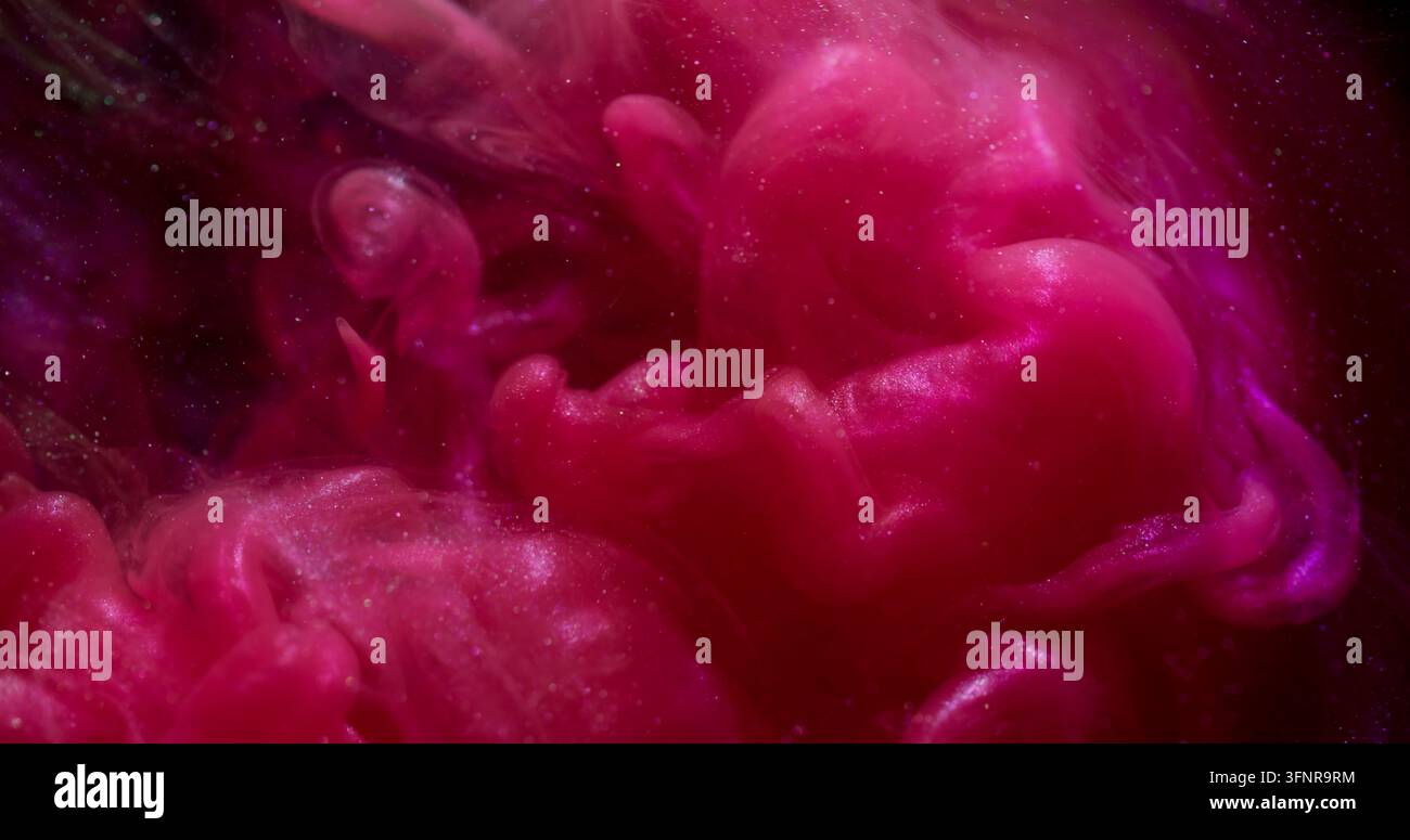 Wolkenmischung. Tintenhintergrund. Unscharfer rosa-lila Farbspritzer, der in einer wirbelnden flüssigen Textur auf dunkler schwarzer Kunstabstraktion schimmert und sich ausbreitet. Stockfoto
