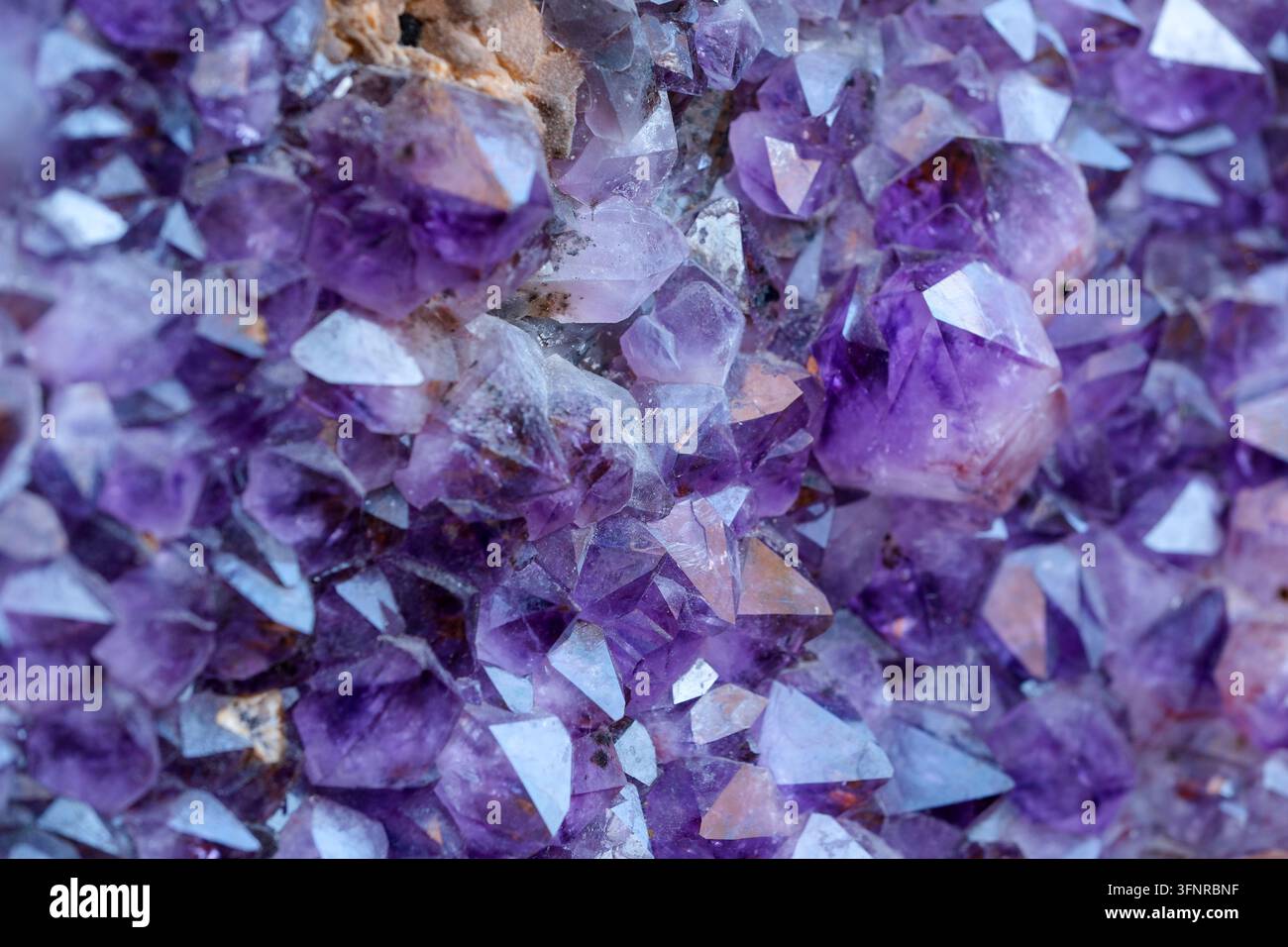 Violett Amethyst-Kristalle zeigen scharfe Facetten und tiefe purpurne Töne. Stockfoto