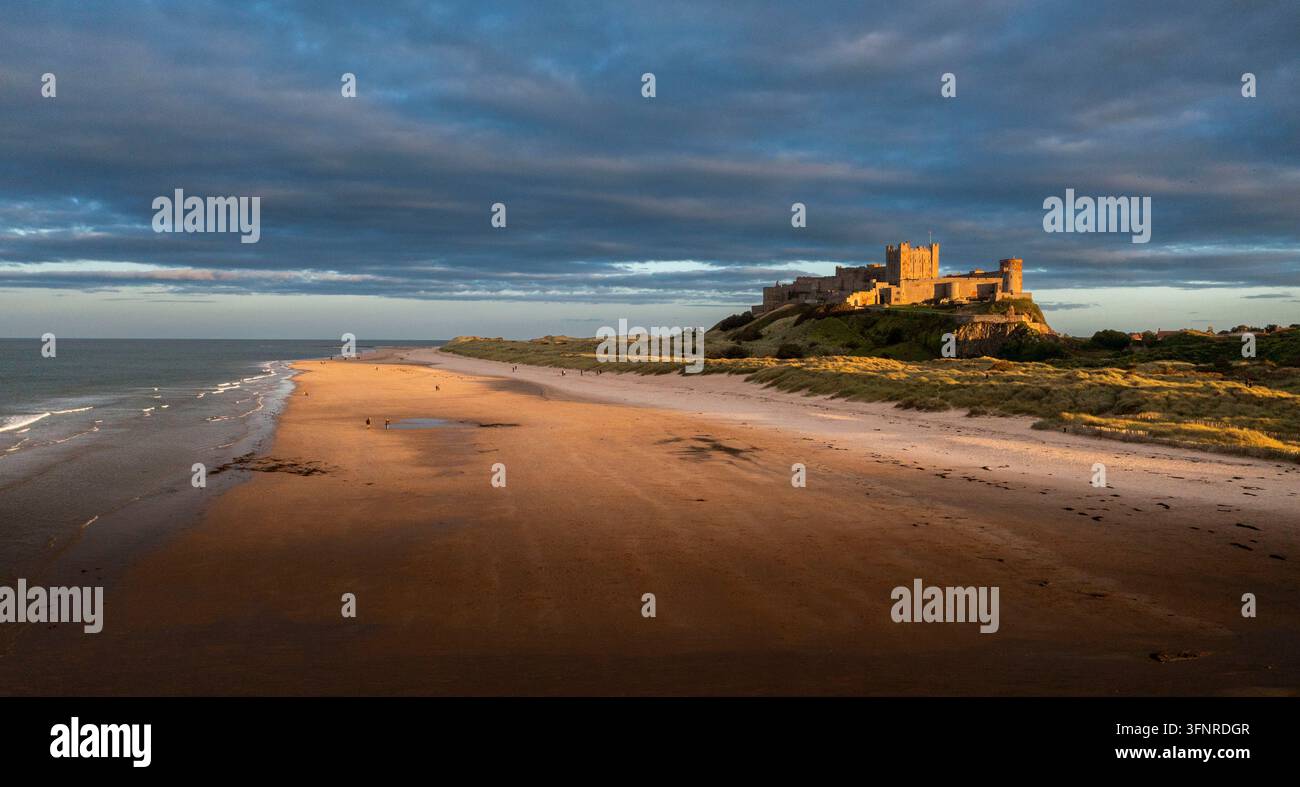 Bamburgh Castle eine Luftaufnahme von Norden, Nordküste von Northumberland, Nordostengland Stockfoto