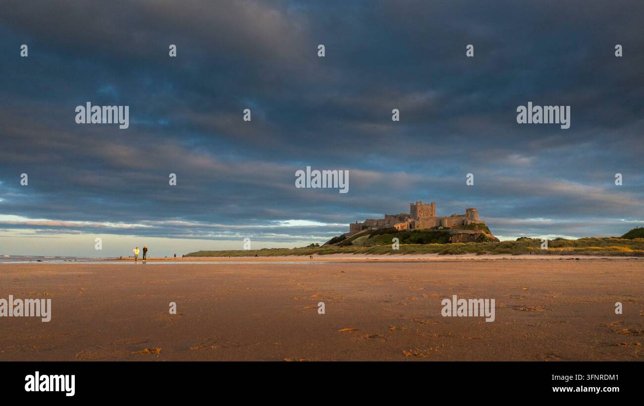Bamburgh Castle an der Küste von Northumberland. Stockfoto
