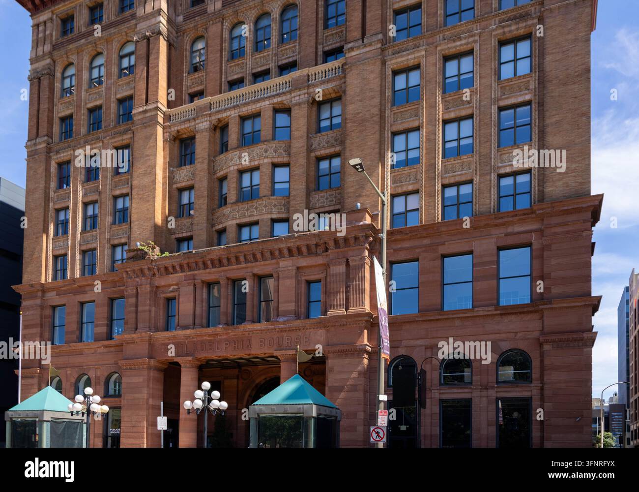 Philadelphia, Pennsylvania - 29. August 2026: Architekturperspektive eines rustizierten Portals aus rotem Sandstein, Eingangsvorbauten und eines verzierten Fenstergeschosses Stockfoto