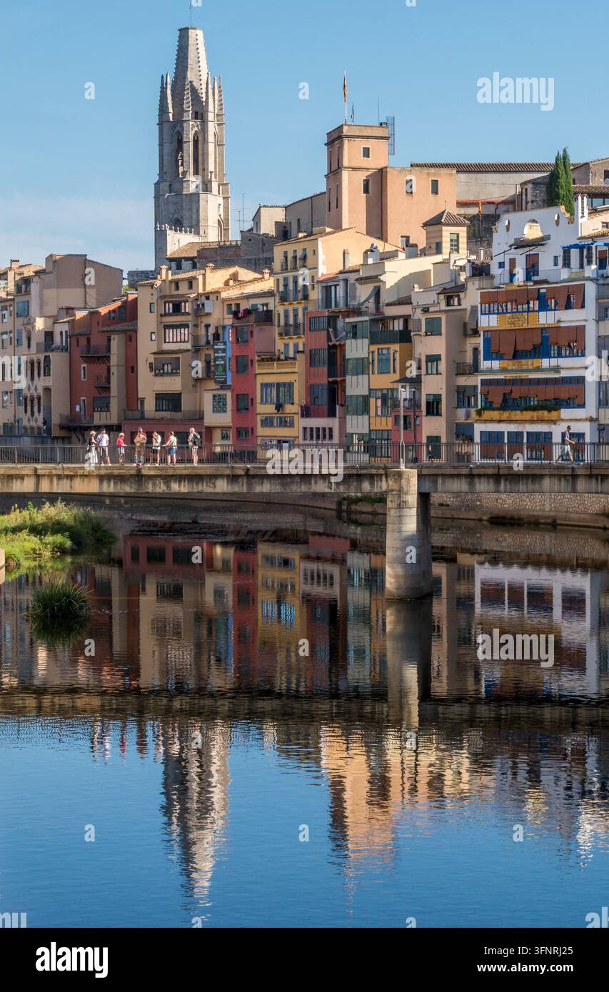 Girona, Katalonien, Spanien. Blick auf die Basílica de Sant Feliu, mit der Brücke Pont de Sant Agusti, die sich im Fluss Onyar im Stadtzentrum spiegelt Stockfoto