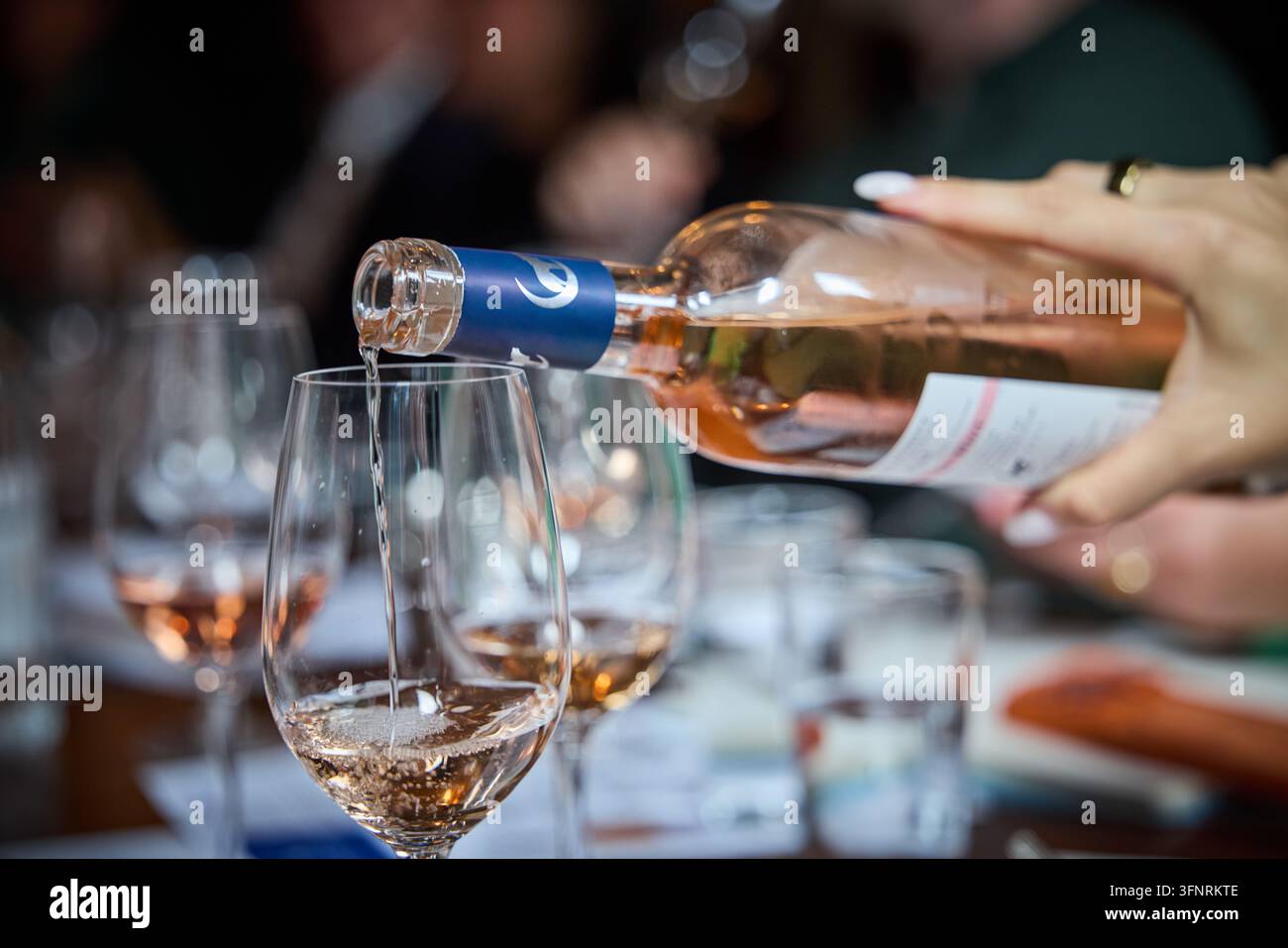 Rosawein wird eingeschenkt Stockfoto
