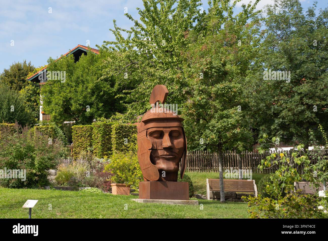 Das Kunstwerk "Prätorianerkopf" des deutschen Künstlers Hermann Hollweck im römischen Garten des Römermuseums Bedaium in Seebruck am Chiemsee, Bayern, Deutschland Stockfoto