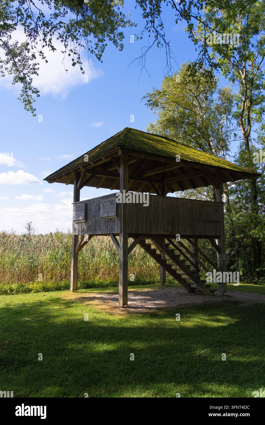 Holzturm zur Vogelbeobachtung im Großer Kurpark in Seebruck am Chiemsee, Bayern, Deutschland. Der Beobachtungspunkt bietet einen Blick auf Schilfländer und Imp Stockfoto