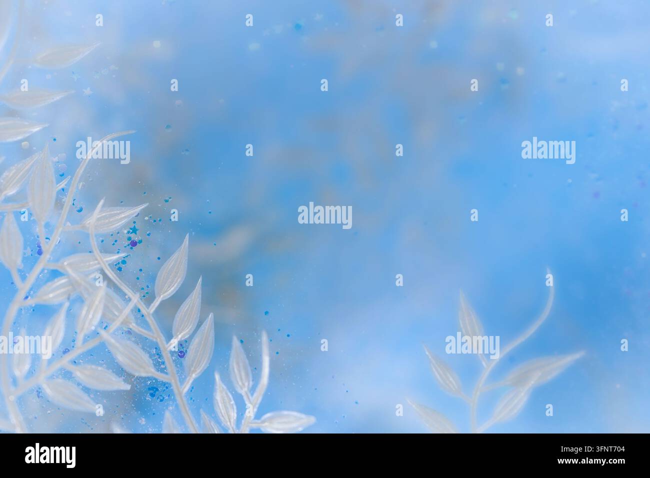Weicher blauer botanischer Hintergrund mit weißen Blättern und Kopierraum Stockfoto