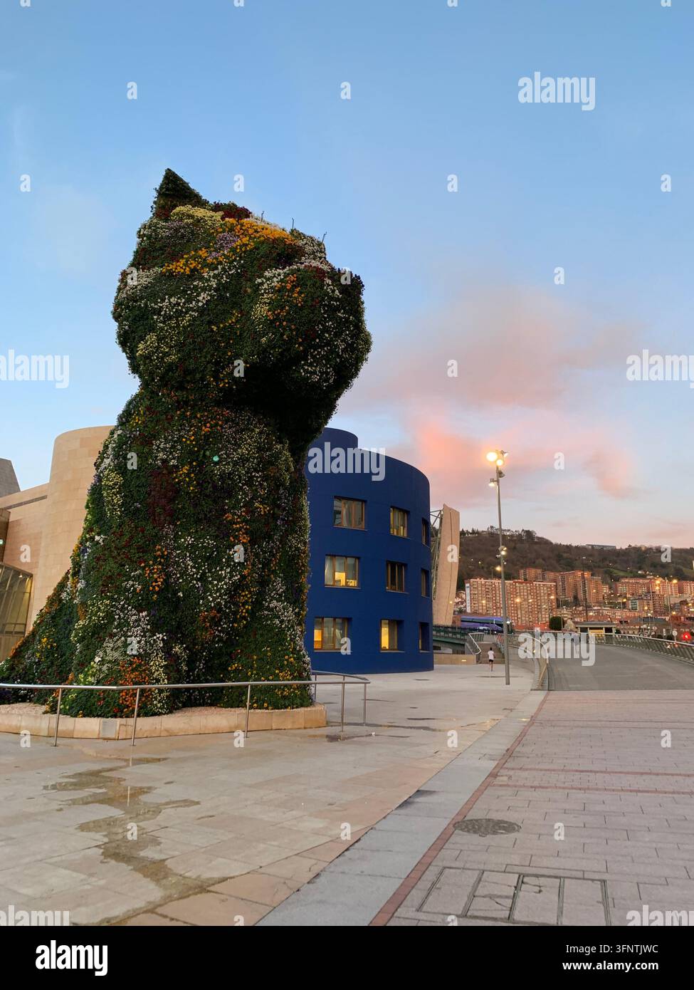 Florale Skulptur bekannt als „Puppy“ des Künstlers Jeff Koons, gelegen vor dem Guggenheim-Museum in Bilbao, Baskenland, Spanien. Die Skulptur ist form Stockfoto