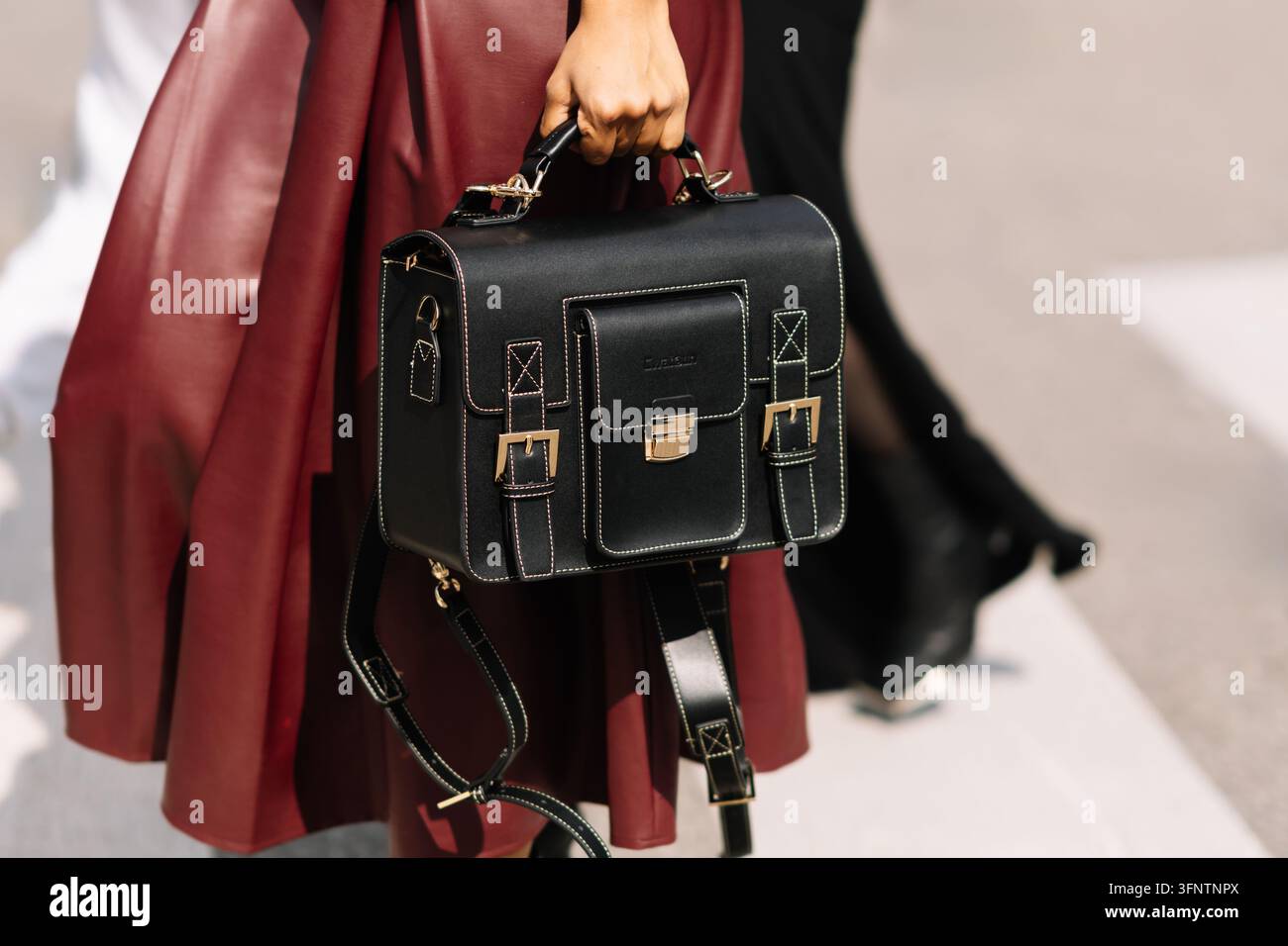 Mailand, Italien - 19. September 2024: Frau trägt eine Vintage-Leder-Kamera-Umhängetasche von Cwatcun. Modische Outfit-Handtaschen-Details Stockfoto