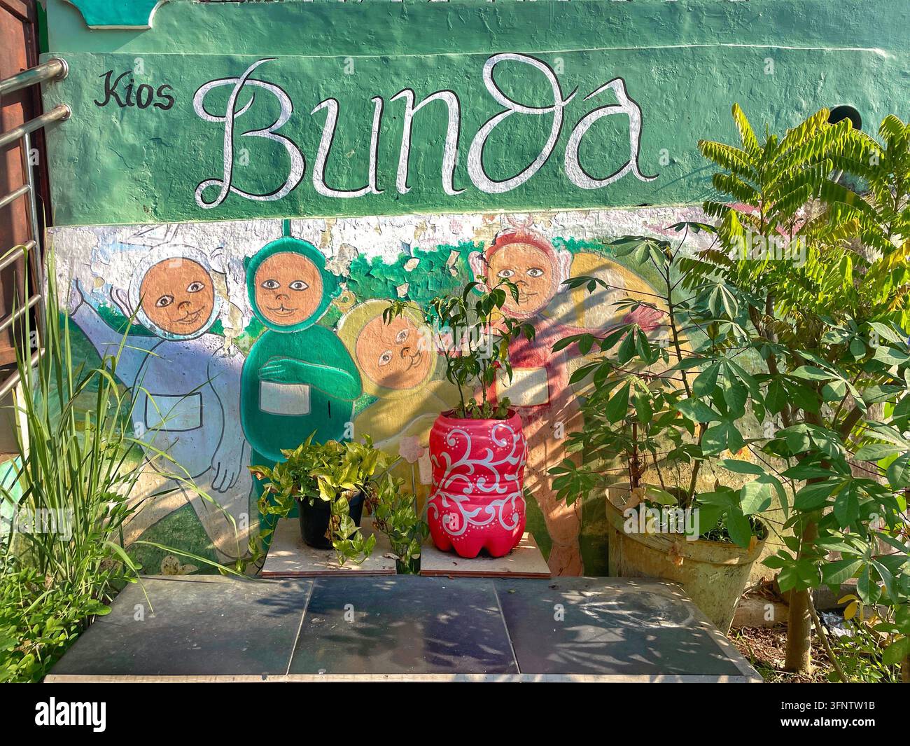 Straßenkunst und farbenfrohe Hausfassade in Kampung Pelangi in Semarang, Zentraljava, Indonesien, fotografiert am 8. Juni 2026. Stockfoto