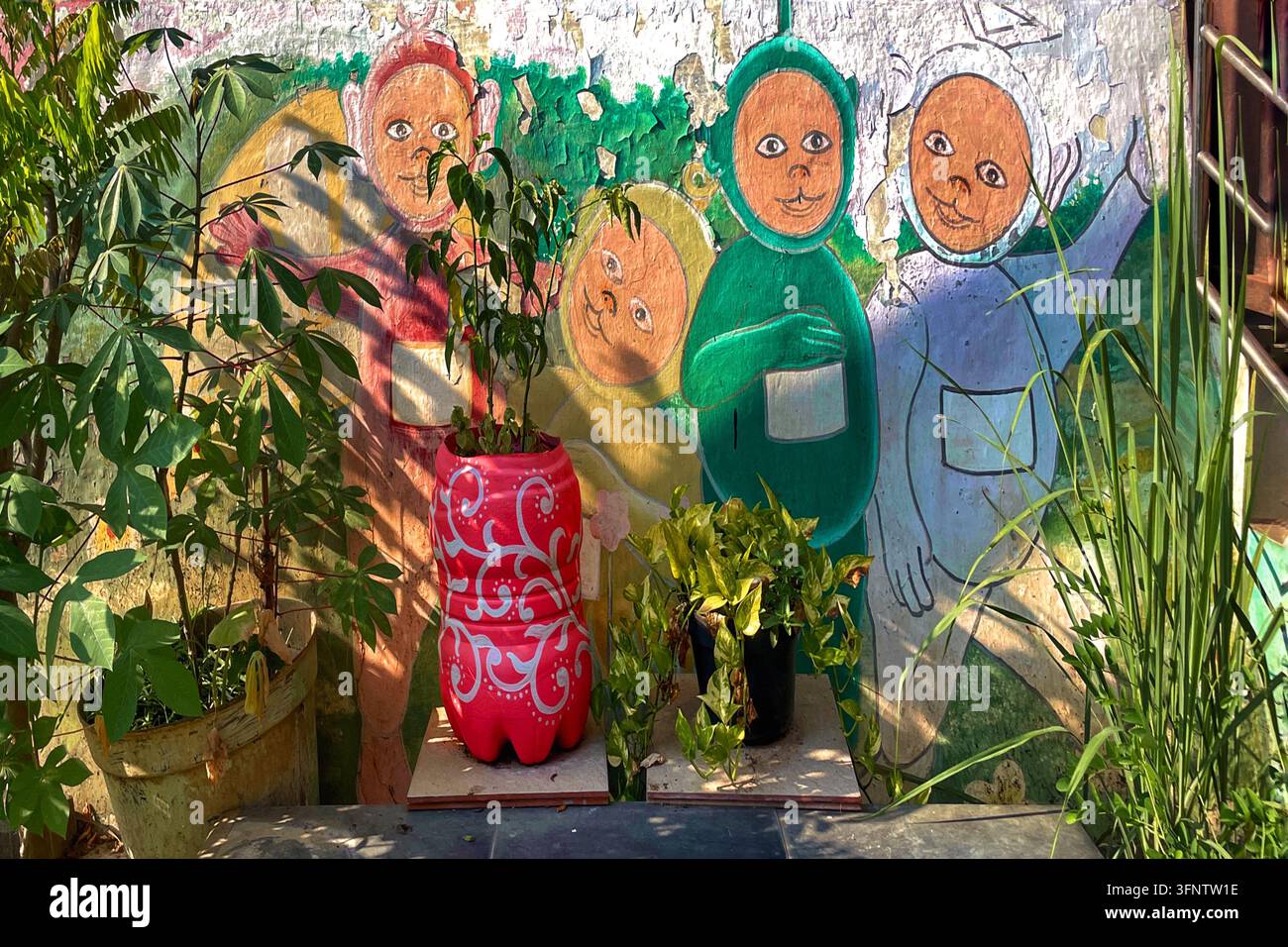 Straßenkunst und farbenfrohe Hausfassade in Kampung Pelangi in Semarang, Zentraljava, Indonesien, fotografiert am 8. Juni 2026. Stockfoto