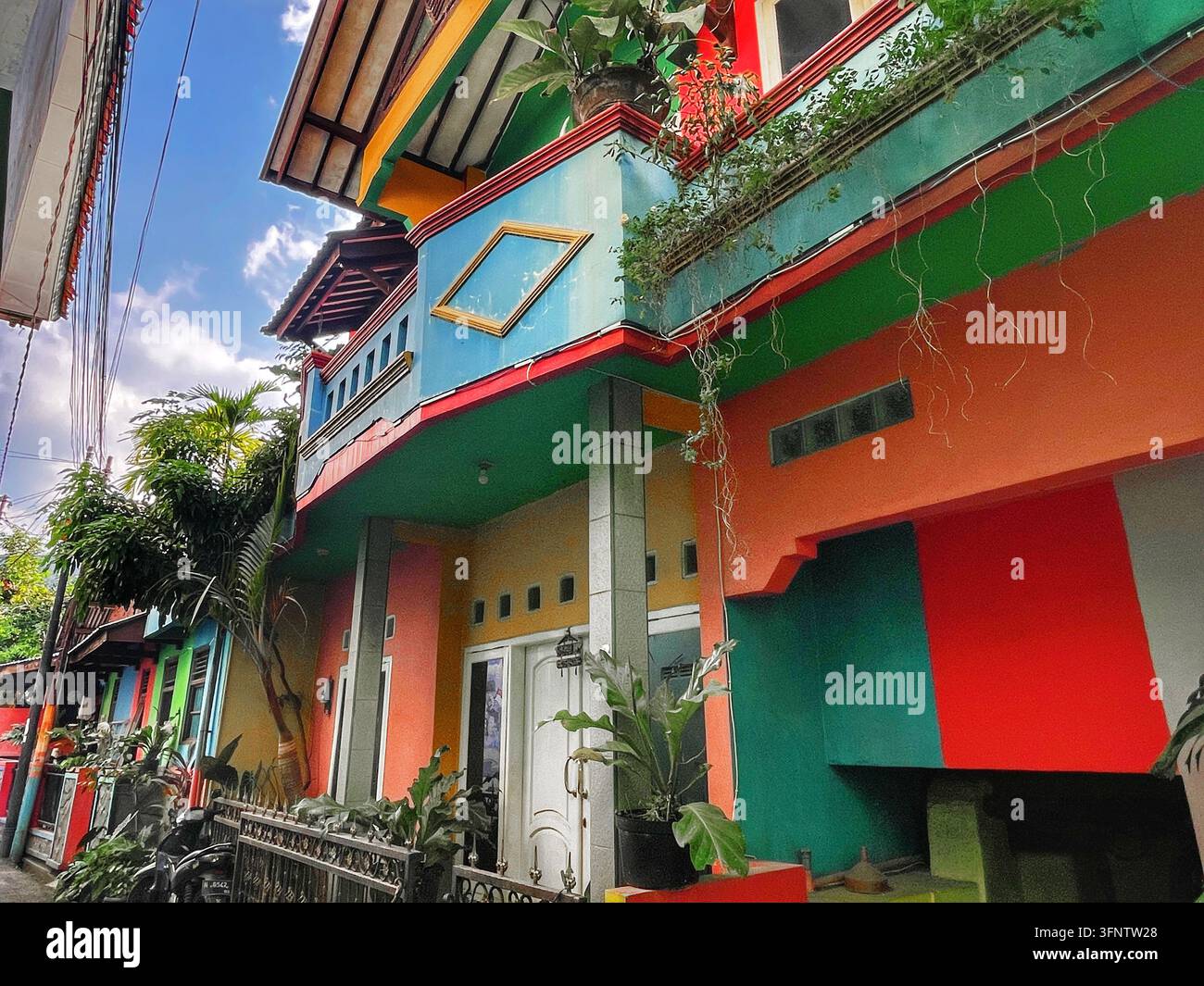 Farbenfes Haus im lokalen Kampung Pelangi Semarang, das die lebendige Wohnarchitektur im berühmten Regenbogendorf zeigt. 8. Juni 2026. Stockfoto