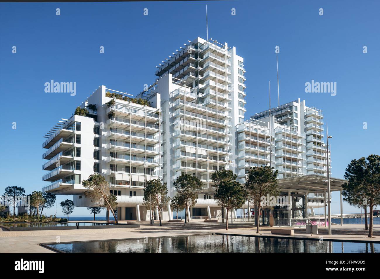 Monaco, Monaco - 04. April 2026: Das Wohngebäude Le Renzo im Uferviertel Mareterra, entworfen vom Renzo Piano Building Workshop. Stockfoto