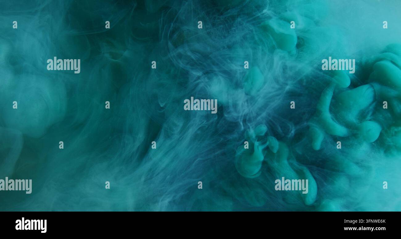 Dampftextur. Aquarelltinte. Blaugrüner Farbspritzer, flüssiger Spritzer auf nassem abstraktem Hintergrund. Bunte Kunst, unscharfer Farbtuchmix. Stockfoto