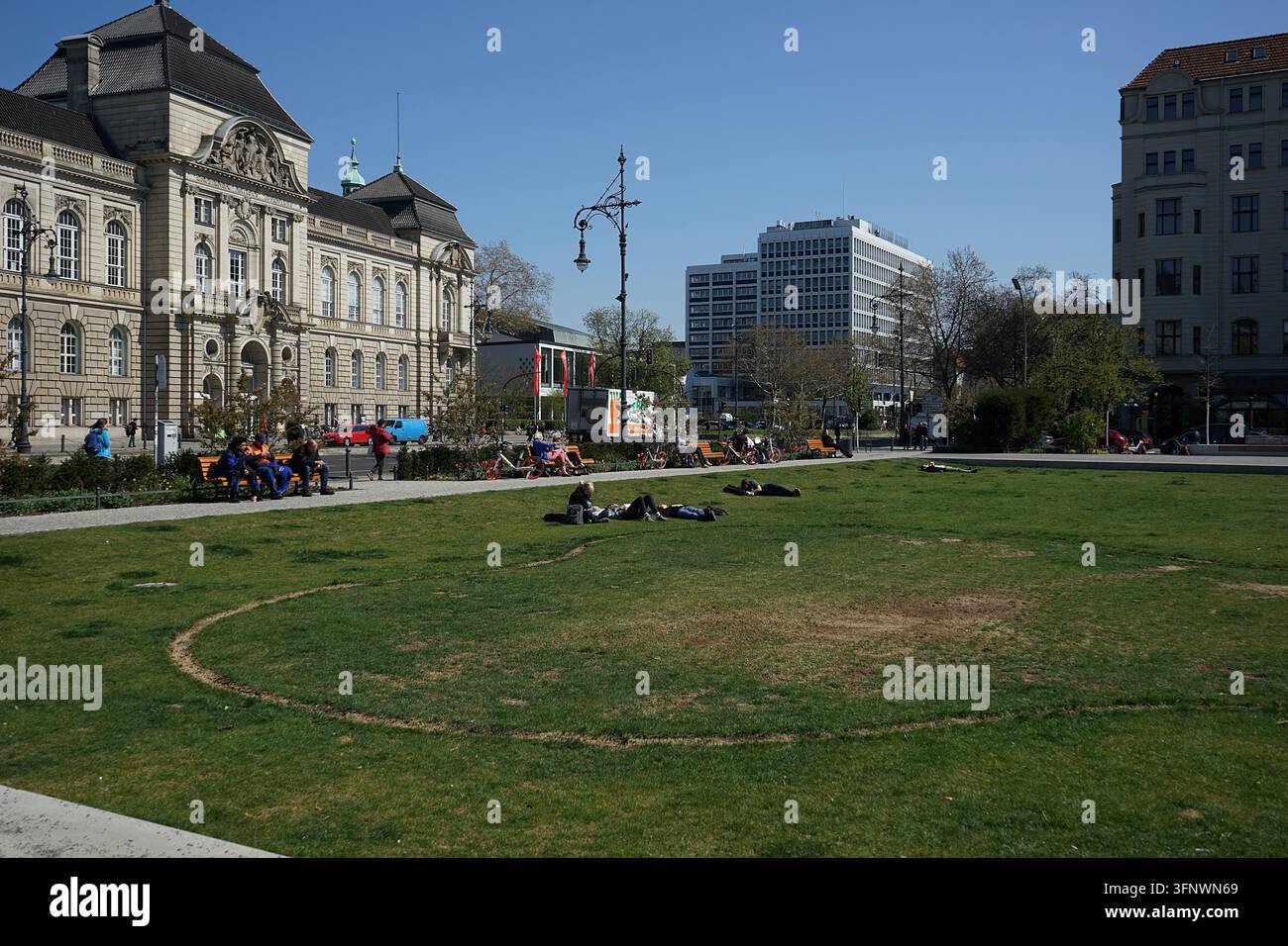 Steinplatz-Public-Square mit Rasen, Bäumen und Bürogebäuden an einem sonnigen Frühlingstag, Berlin, Deutschland, April 2019 Stockfoto