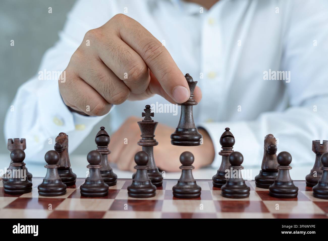 Schachkampf, Sieg, Erfolg, Anführer, Teamarbeit, Geschäftsstrategie . Geschäftsmann trägt Geschäftsanzug Bewegung Vorbereiten Schachfiguren des Königs vor, planen Sie strate Stockfoto