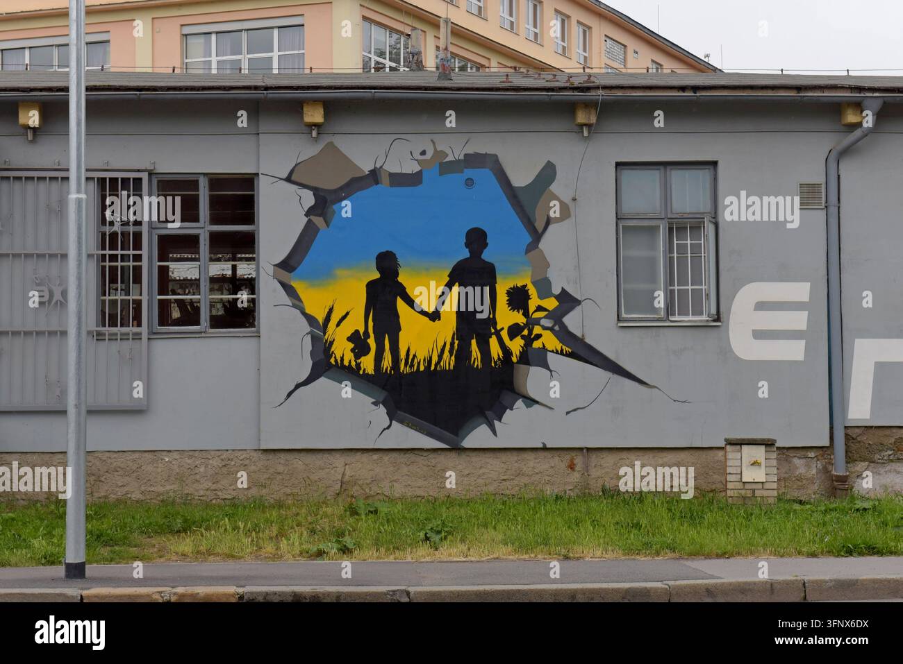 Ein Wandgemälde, das die Ukraine unterstützt, mit einem ukrainischen Flaggenhintergrund in einem Fitnessstudio in Prag, Tschechische Republik, Juni 2026 Stockfoto