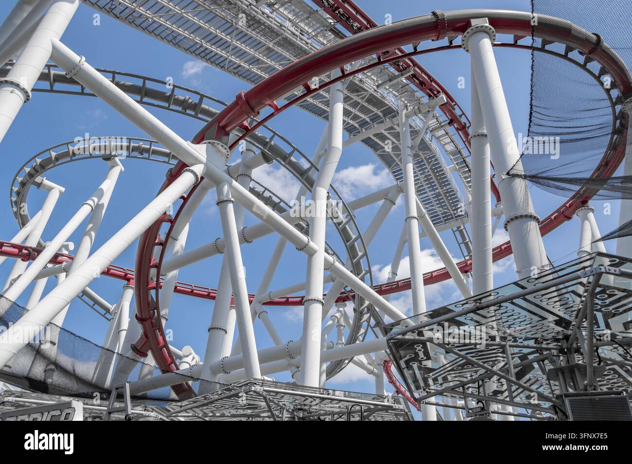 Verflochtene Spuren von Battlestar Galactica: MENSCH gegen ZYLON im Universal Studios Singapore, Sentosa, Singapur. Stockfoto