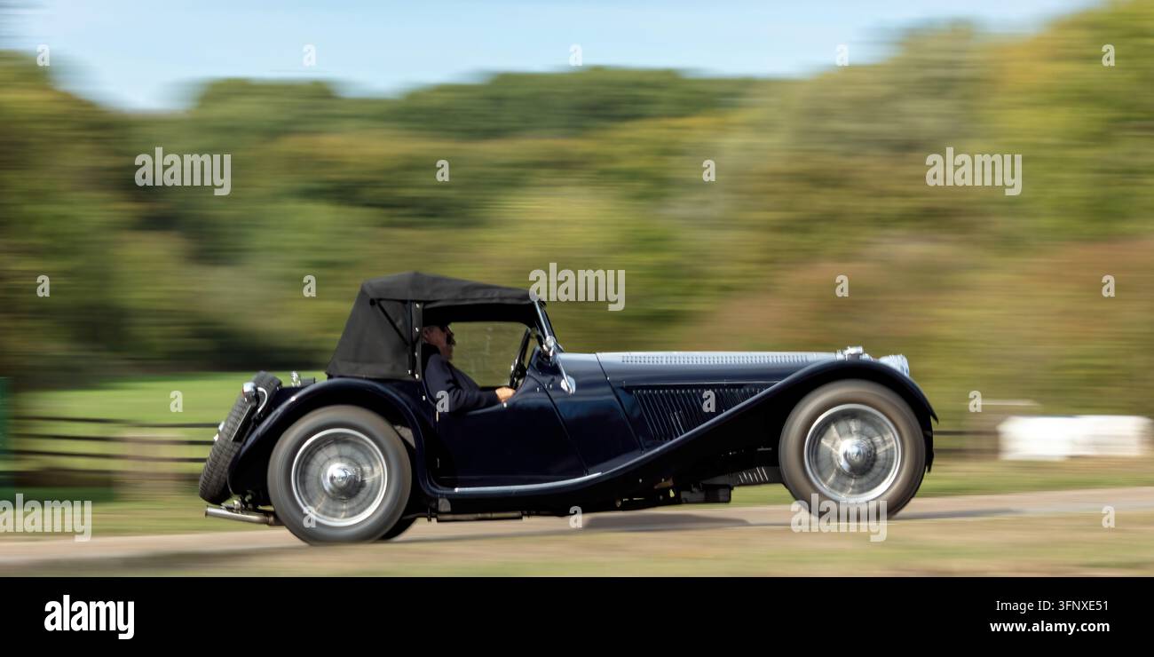 Milton Keynes; UK - 4. Oktober: 2022 blaues Suffolk SS100 Auto, eine hochgeschätzte handgebaute britische Nachbildung des ikonischen offenen Modells SS Jaguar 100 von 1938 Stockfoto