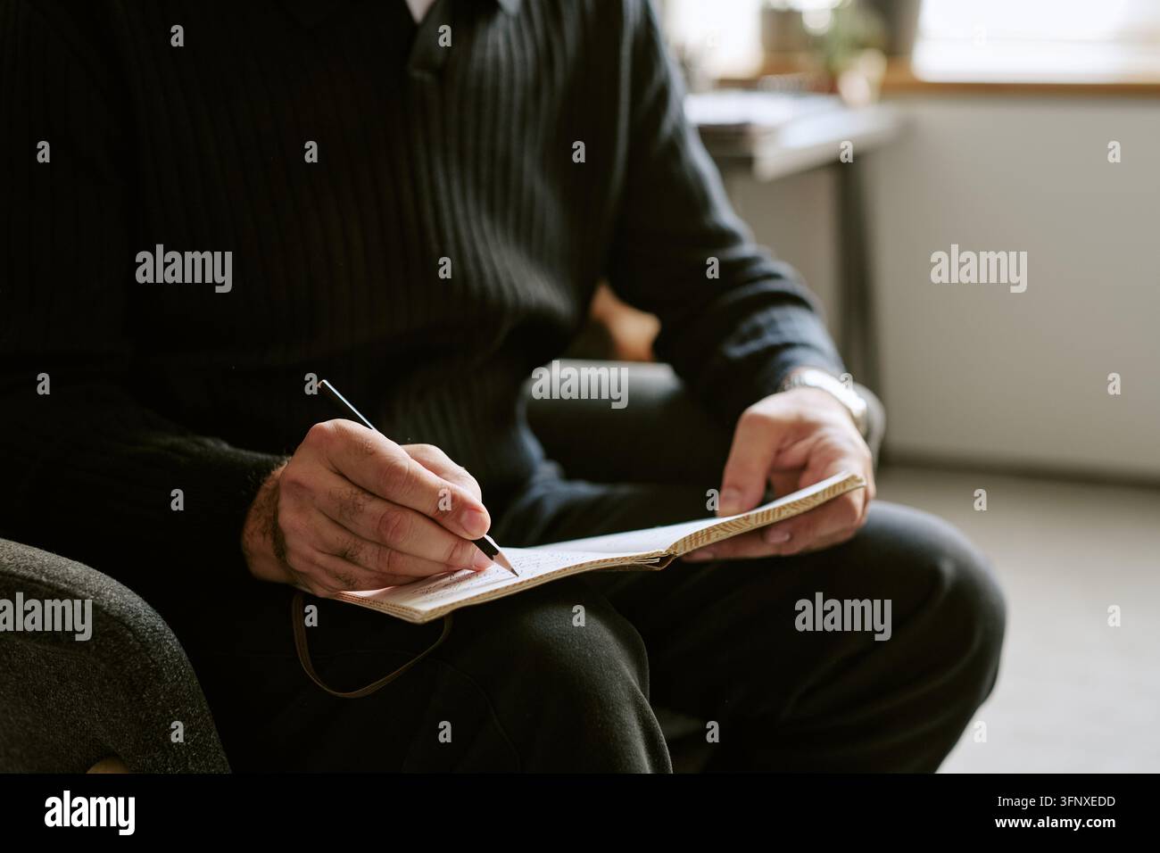 Therapeut, der während einer Psychologiesitzung im Büro Notizen macht Stockfoto