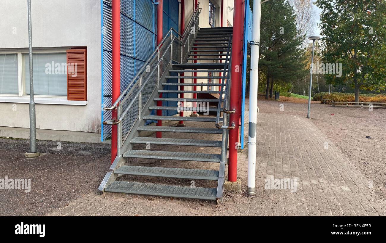 Außen Metalltreppe mit Handläufen, die an einem modernen Wohngebäude befestigt sind Stockfoto
