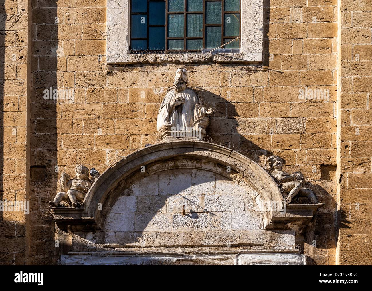 Barockes Portalrundmedaillon mit dem heiligen Benedikt und zwei Engeln über dem Eingang zur Santa Scolastica, Bari Vecchia, Bari, Apulien, Italien Stockfoto