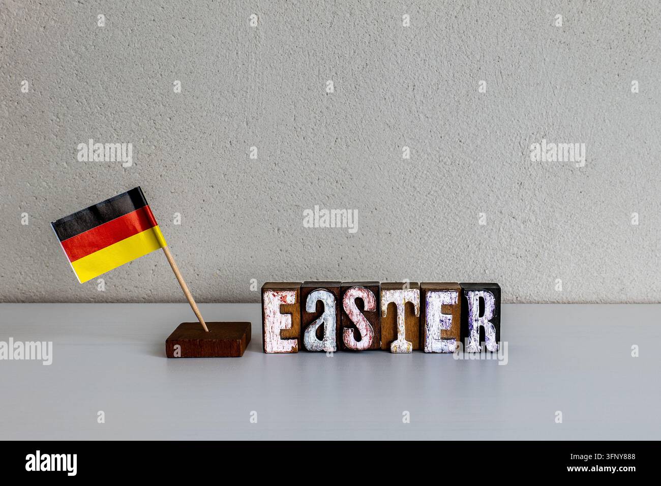 OSTERN feiert deutsche Frühlingstraditionen, religiöse Feiertage, bunte Eier und Familientreffen Stockfoto