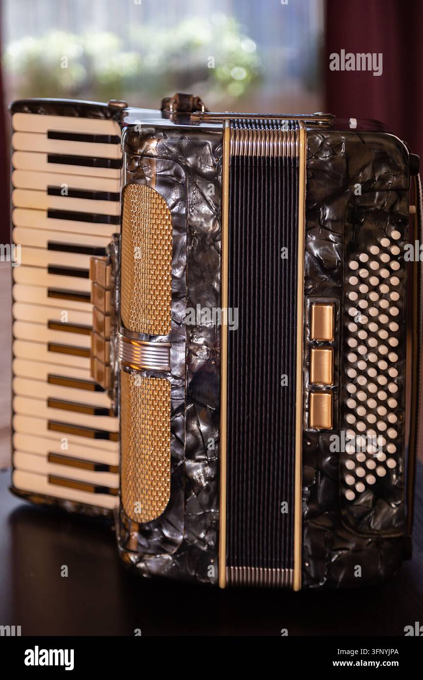Nahaufnahme einer traditionellen Akkordeontastatur und des Blasebals, klassische Musikinstrumentendetails und Texturen. Stockfoto