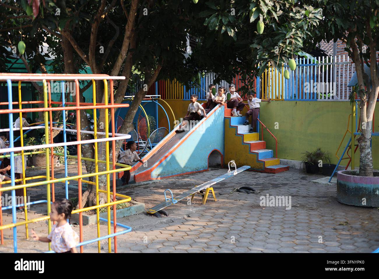 TK Pertiwi-Kindergartenkinder spielen auf dem Schulhof, bevor die Schule beginnt. Stockfoto