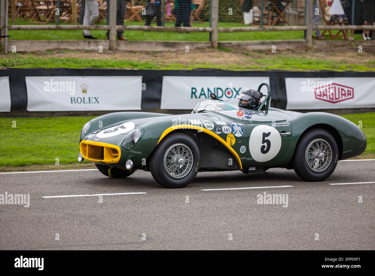 Grüner Jaguar C-Type mit gelber Zierleiste, Rennenummer 5, beim Goodwood Revival auf dem Goodwood Motor Circuit, West Sussex. Stockfoto