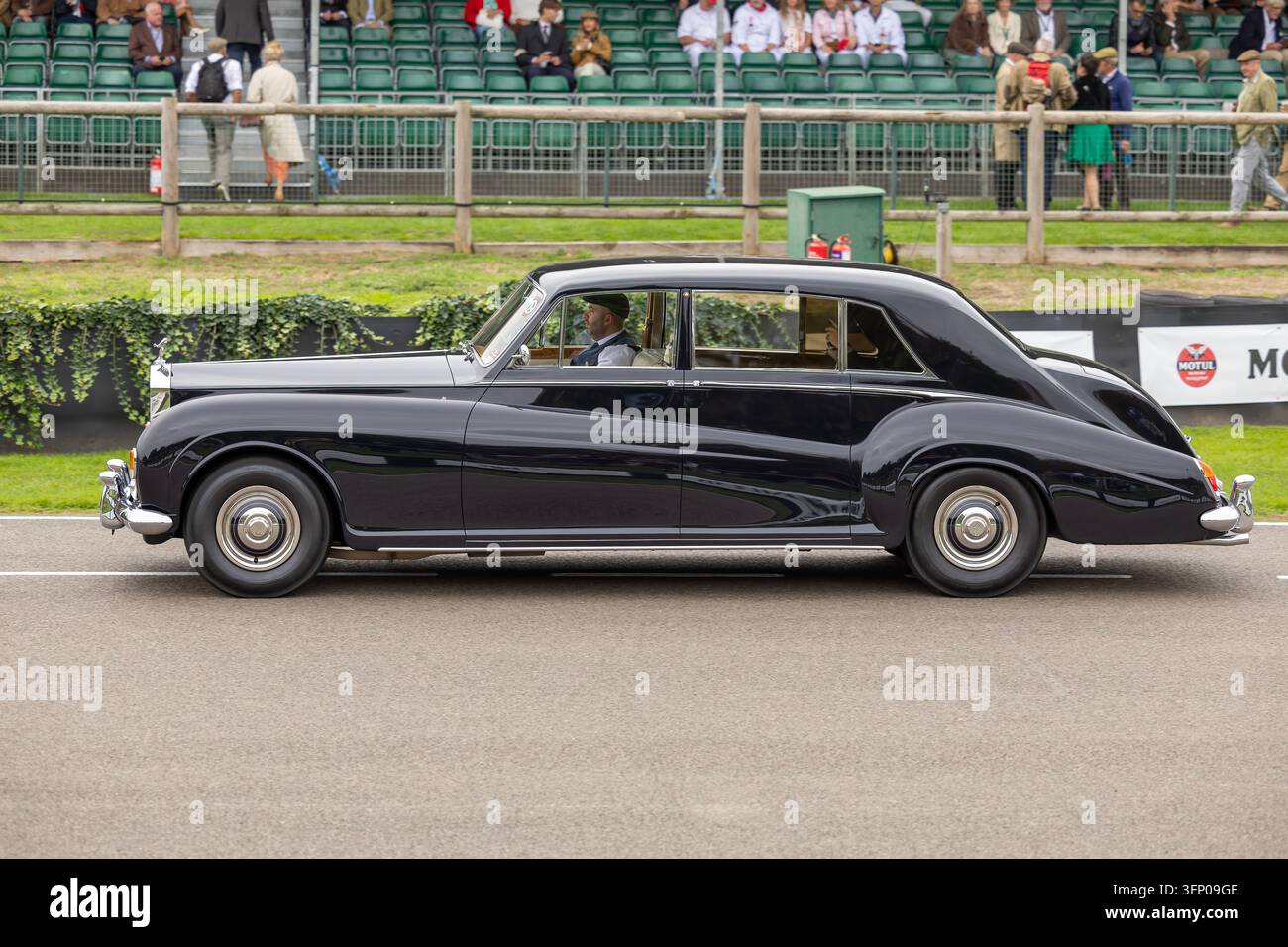 Schwarzer Rolls-Royce Phantom Luxuslimousine fährt auf dem Goodwood Motor Circuit während des Goodwood Revival in West Sussex. Stockfoto