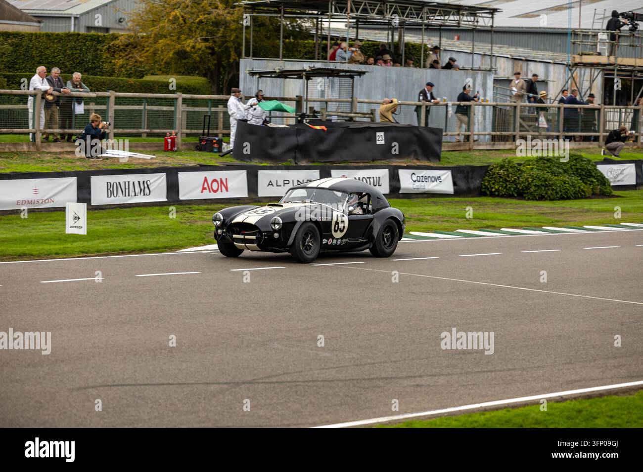 Seitenansicht-Aktionsfoto eines dunkelgrauen Jaguar E-Type Lightweight mit einem hellblauen Vorderteil, das die Rennenummer 88 während eines Wettbewerbs trägt Stockfoto