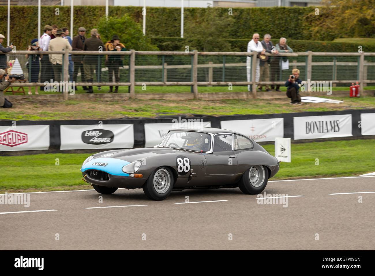 Dunkelgraues und hellblaues Jaguar E-Type Lightweight-Rennfahrzeug mit der Nummer 88, das beim Goodwood Revival auf dem Goodwood Motor Circuit in West Sussex antritt. Stockfoto