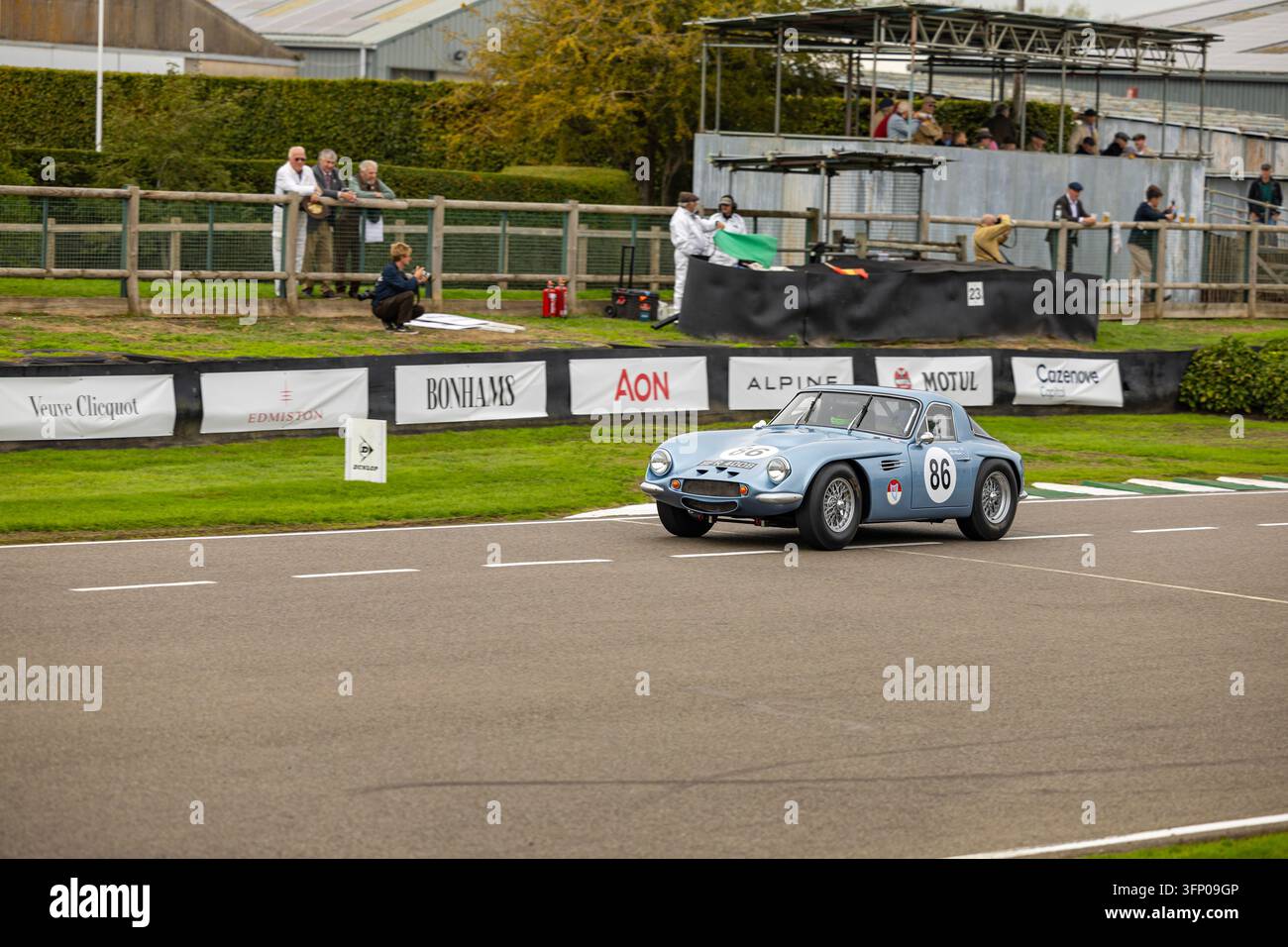 Hellblaues Jaguar E-Type Lightweight-Rennwagen mit der Nummer 86, der beim Goodwood Revival auf dem Goodwood Motor Circuit in West Sussex antritt. Stockfoto