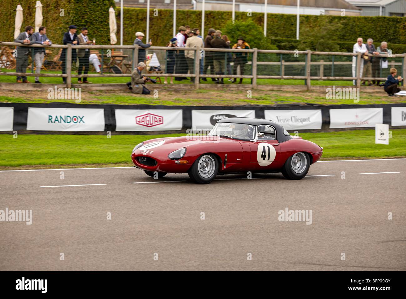 Rot-schwarzes Jaguar E-Type Lightweight-Rennfahrzeug mit der Nummer 41, das beim Goodwood Revival auf dem Goodwood Motor Circuit in West Sussex antritt. Stockfoto