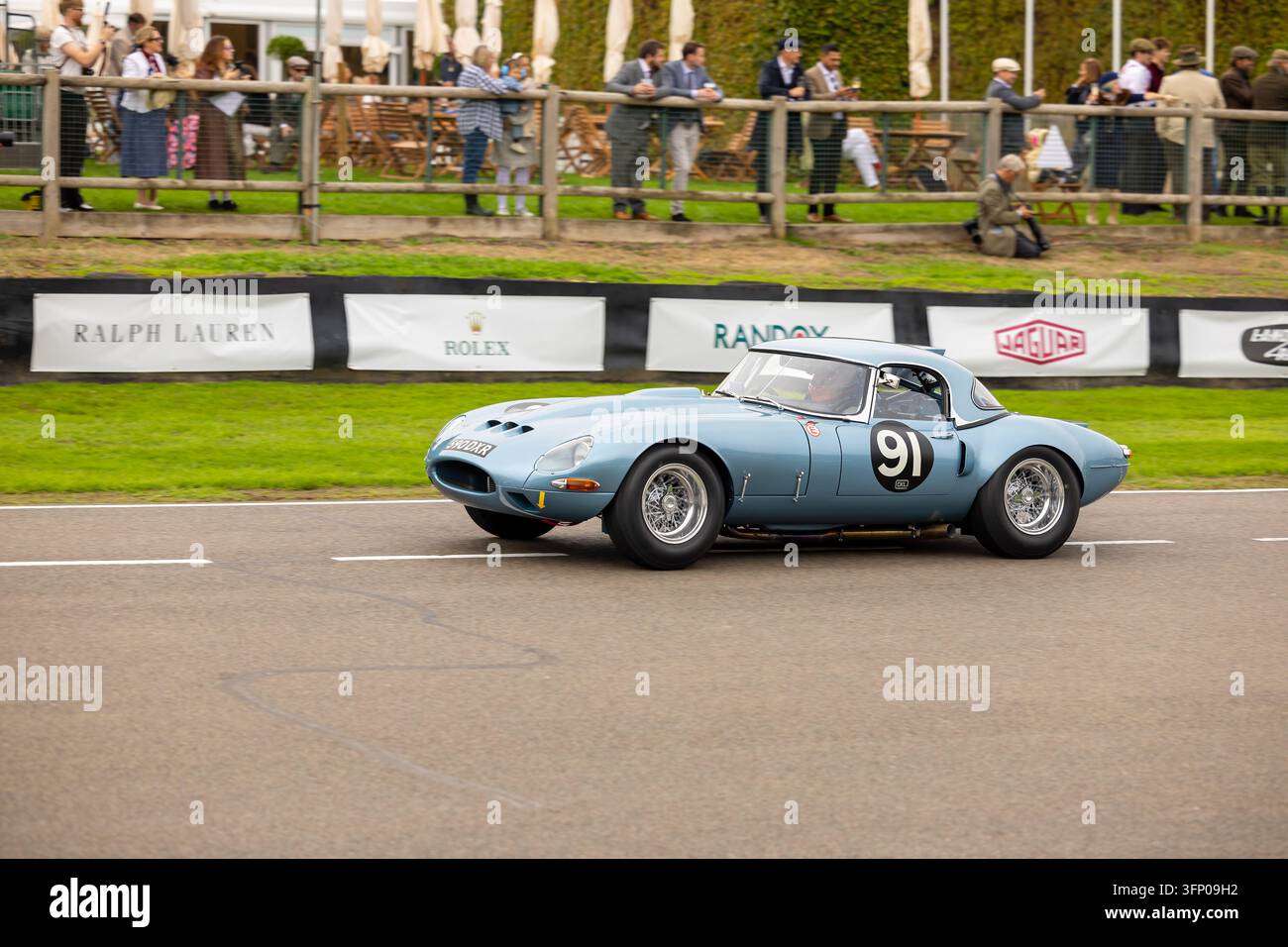 Hellblauer Jaguar E-Type Lightweight Rennsportwagen mit der Nummer 91, der beim Goodwood Revival auf dem Goodwood Motor Circuit in West Sussex antritt Stockfoto