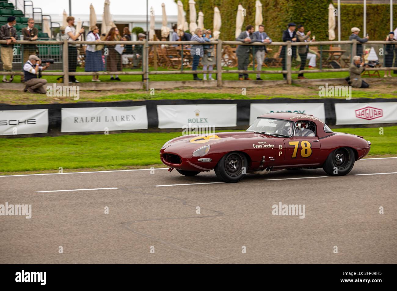 Maroon Jaguar E-Type Lightweight-Rennwagen mit der Nummer 78 während des Goodwood Revival auf dem Goodwood Motor Circuit, West Sussex. Stockfoto