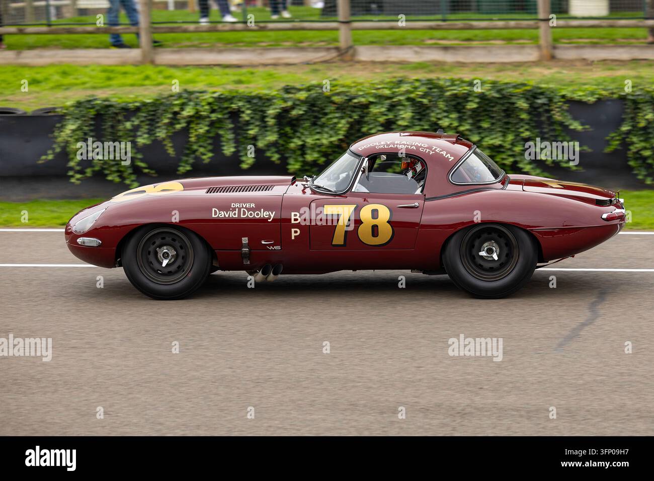 Maroon Jaguar E-Type Lightweight-Rennwagen mit der Nummer 78 während des Goodwood Revival auf dem Goodwood Motor Circuit, West Sussex. Stockfoto