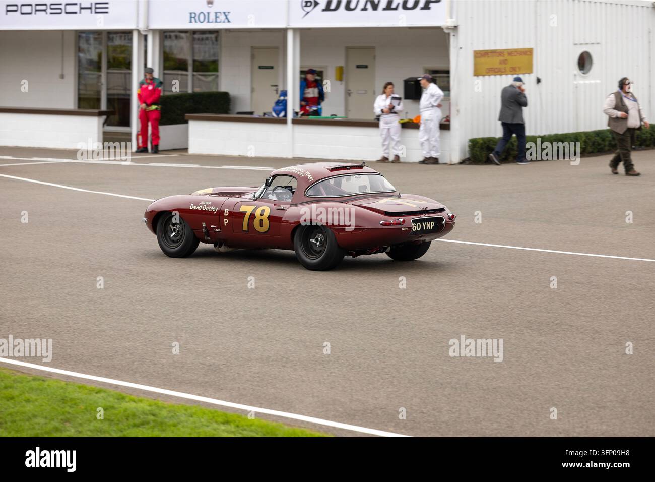 Maroon Jaguar E-Type Lightweight-Rennwagen mit der Nummer 78 während des Goodwood Revival auf dem Goodwood Motor Circuit, West Sussex. Stockfoto