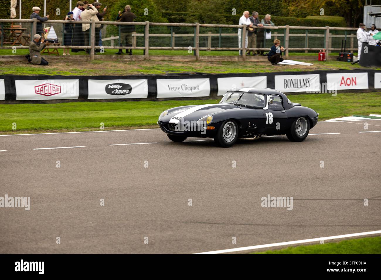 Jaguar E-Type Lightweight Rennauto Nummer 18, der beim Goodwood Revival antritt. Goodwood Motor Circuit, West Sussex, England, UK, 18. September 2026. Stockfoto