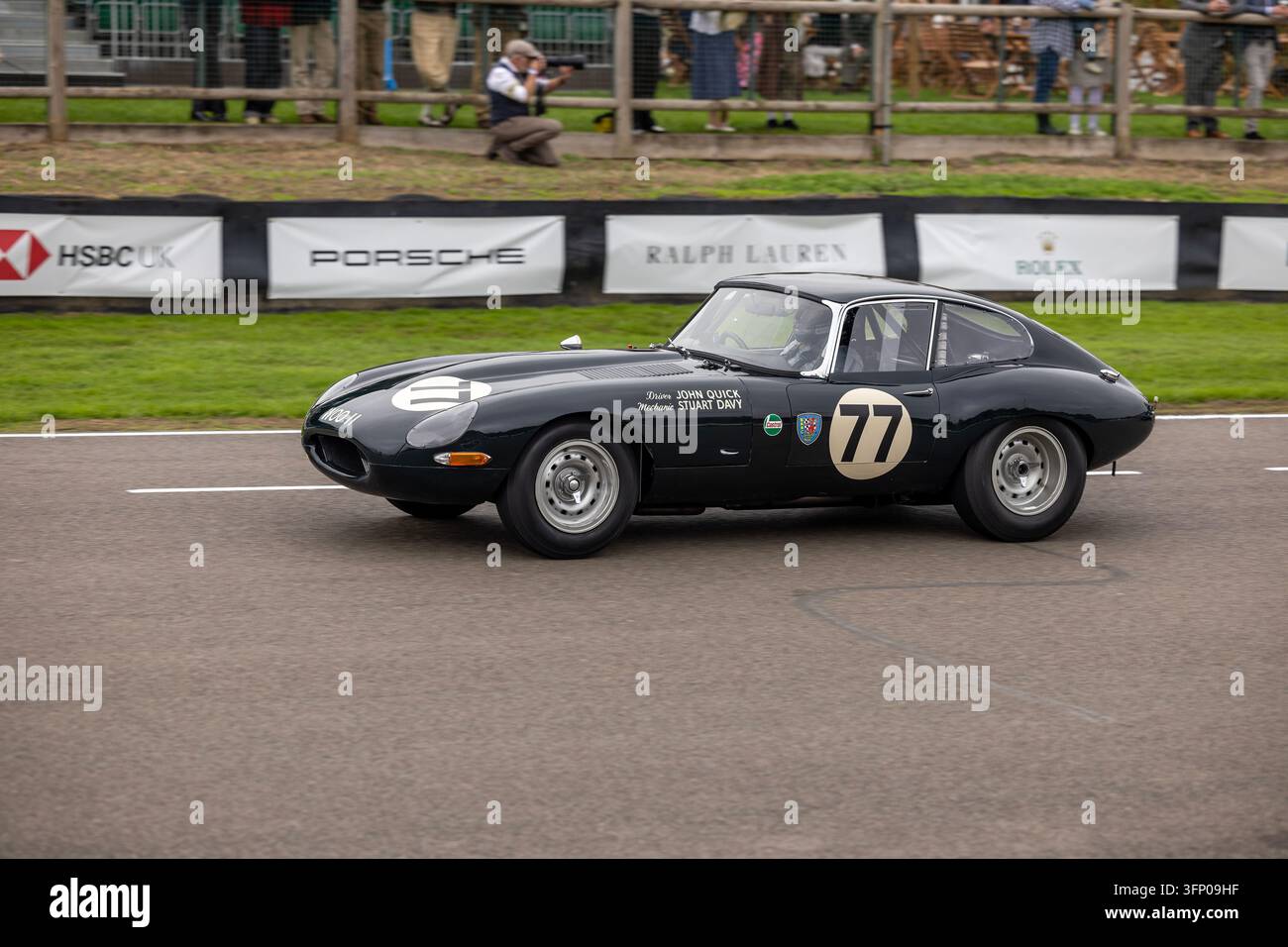 Jaguar E-Type Lightweight-Rennwagen mit der Nummer 77, der beim Goodwood Revival antritt. Goodwood Motor Circuit, West Sussex, England, UK, 18. September 2026. Stockfoto